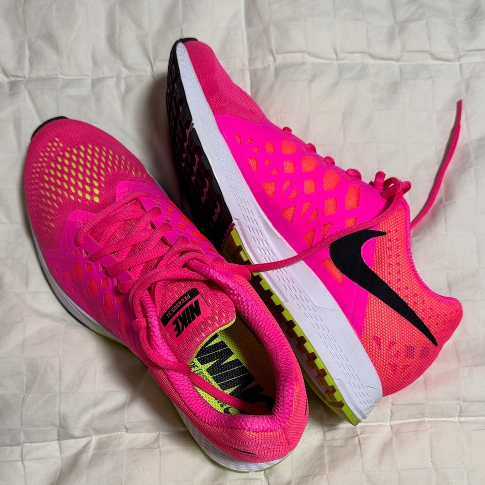 Nike Women's Vibrant Pink Athletic Shoes